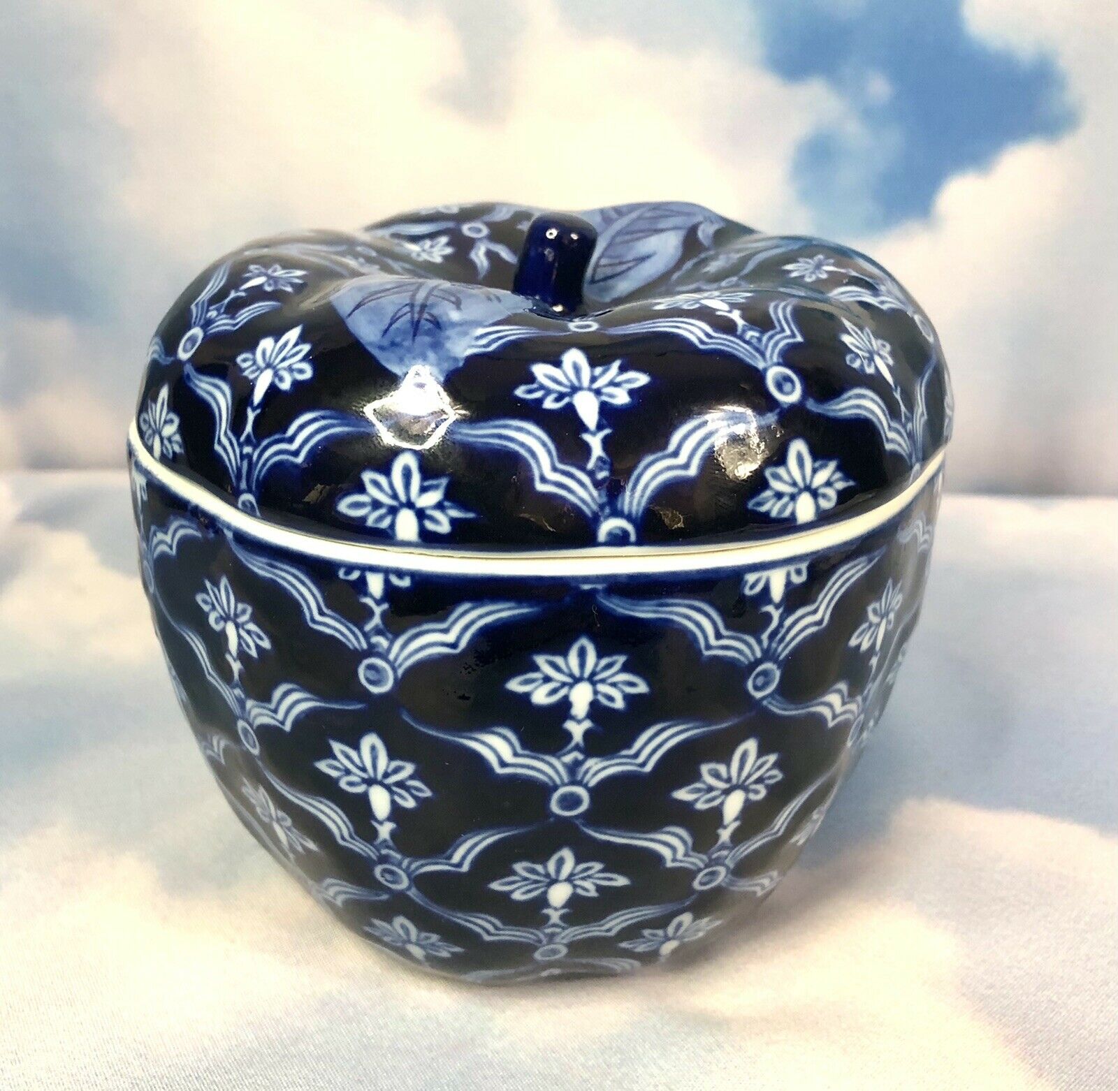 Bombay Cobalt Blue White Quatrefoil Floral Porcelain Jar Lidded Apple  4.5” Tall